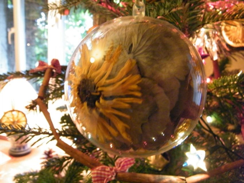 Dried flowers Christmas baubles | Dried Flower Craft