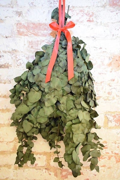 Hang this Christmas a leaf bouquet