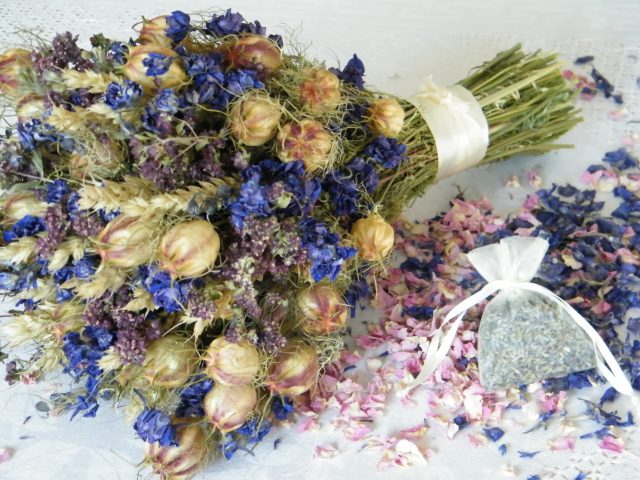 blue bouquet favours confetti